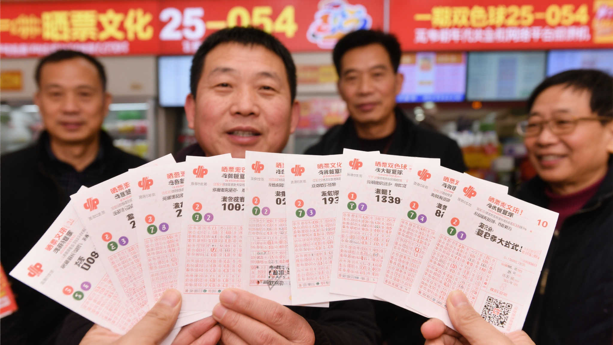 10张大复式震撼登场，坚持不懈能否缔造奇迹？双色球25-054期晒票